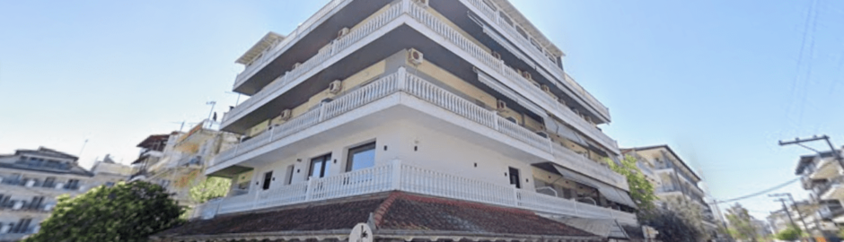 Bela kuca sa belom ogradom na cetiri sprata